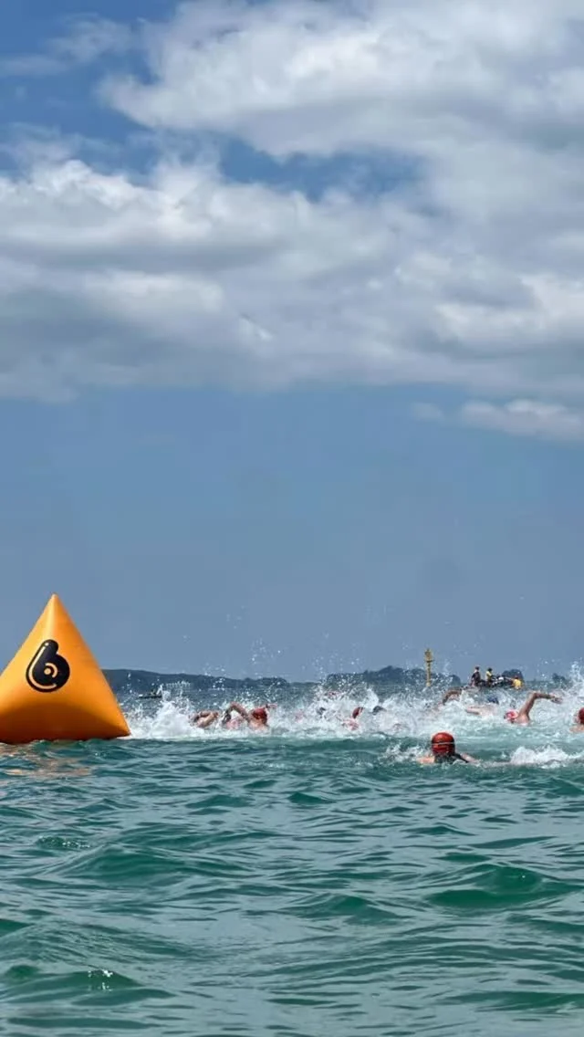 第12回南紀・田辺オープンウォータースイミング大会が無事終了致しました！

今年は過去最高のエントリーで、懸念していました低体温症も、様々な取り組みのおかげで水際で対応し、防げたと思います。
また、ご協力いただきました、スタッフ、田辺市、ご協賛企業様、水泳連盟様、各団体、オリンピア選手、コーチ、皆様のおかげで今大会も無事に開催ができた事、心よりお礼申し上げます。

大会実行委員長
稲垣 基

【お問い合わせ】
田辺商工会議所内「南紀田辺・扇ヶ浜オープンウォータースイミング事務局」
TEL  0739-22-5064
E-mail  yeg@tanabe-cci.jp

#オープンウォータースイミング
#認定ows大会サーキットシリーズ 
#和歌山県田辺市 
#田辺YEG
#新入会員募集中
#広報部会
#田辺商工会議所青年部