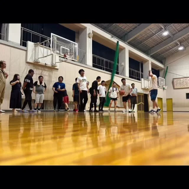 🏀【YEG交流バスケ 開催報告】
6月23日（日）19:30〜 
衣笠中学校体育館にて、田辺YEG交流部会主催のバスケットボール交流会を行いました！

普段はそれぞれの現場で頑張っているメンバーたちが、ジャンルの垣根を越えて集まり、汗をかきながら本気でプレー！
久しぶりの運動に息も切れましたが、その分、笑顔もたくさん生まれた楽しい時間となりました。

今後も、こうした気軽に交流できる場を通じて、メンバー同士のつながりを深めていけたらと思います。
ご参加いただいた皆さん、お疲れさまでした！

#田辺YEG
#田辺商工会議所青年部
#交流部会
#バスケットボール
#新入会員募集中