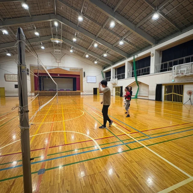 【🏐YEGバレー部(仮) 続編！！】

9月8日  19時半〜
まだまだ暑さの残る中、前回に引き続き、衣笠中学校体育館でバレーボール交流会🔥

年代も業種も違うメンバーがチームを組んで楽しめた｢笑顔の絶えない時間｣でした😆いい汗をかき、普段とは違うカタチでの交流を深められるとてもいい機会でした！

どんどん参加メンバーを増やし、次回も楽しい時間にしましょう✨

#田辺商工会議所青年部 
#田辺yeg 
#交流部会 
#広報部会
#新入会員募集中